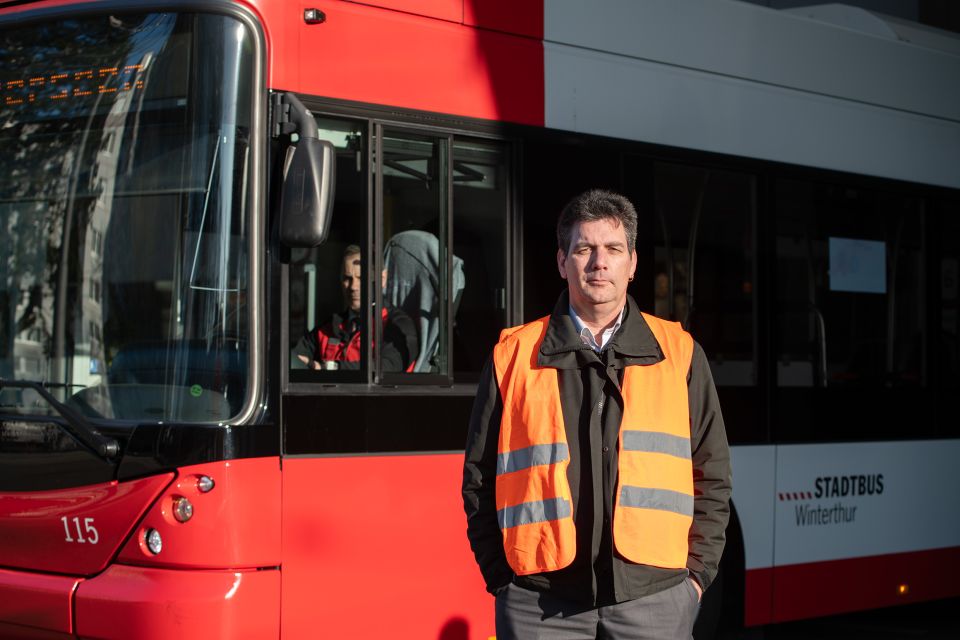 Christian Reisacher steht vor einem Bus