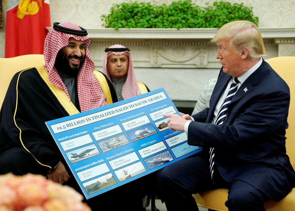 Muhammad Bin Salman und Donald Trump mit einer Tafel, auf welcher Rüstungsgeschäfte aufgeführt sind