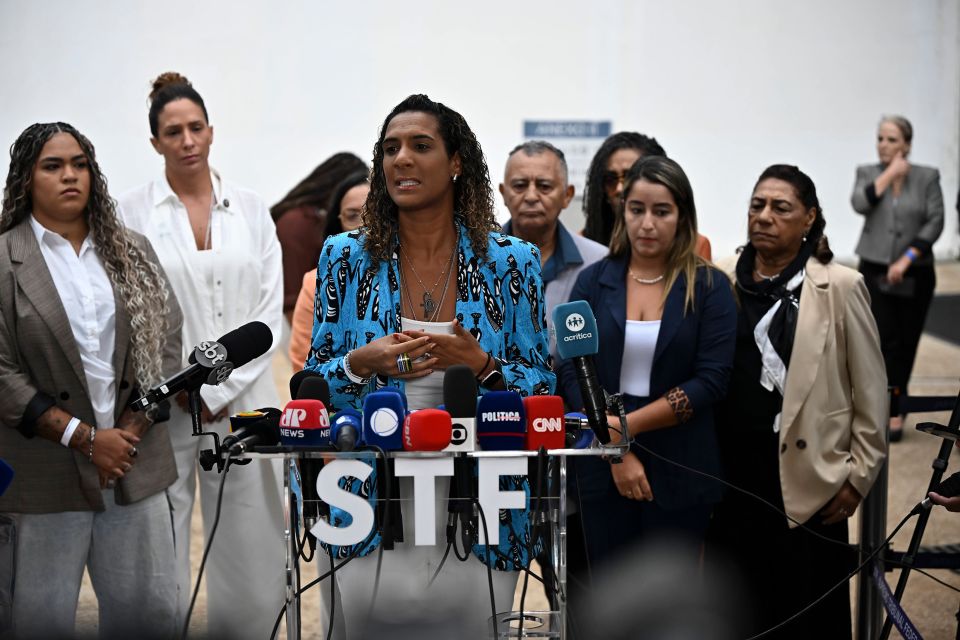 Marielles Schwester Anielle Franco spricht vor den Medien