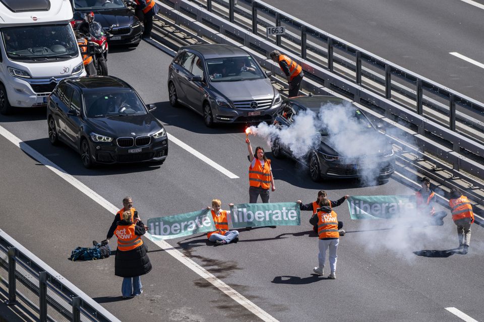 Aktivist:innen von «Renovate Switzerland» protestieren auf der Autobahn vor dem Gotthardtunnel bei Göschenen