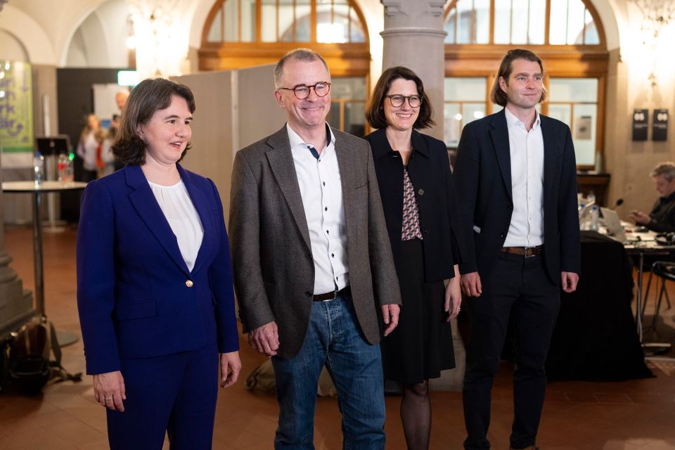Gruppenfoto der SP-Stadt:rätinnen Simone Brander, Raphael Golta, Céline Widmer und Tobias Langenegger