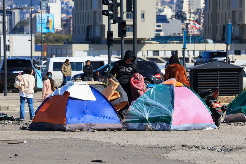 Zelte von Flüchtenden am Strassenrand