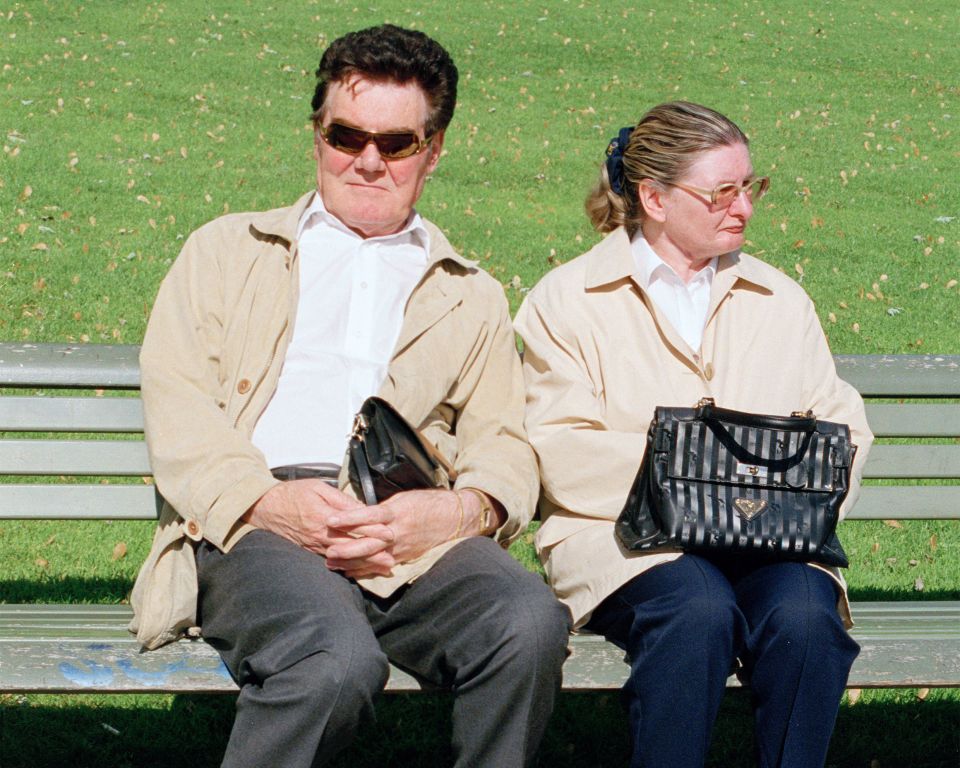 ein schweigsames Paar sitzt auf einer Bank