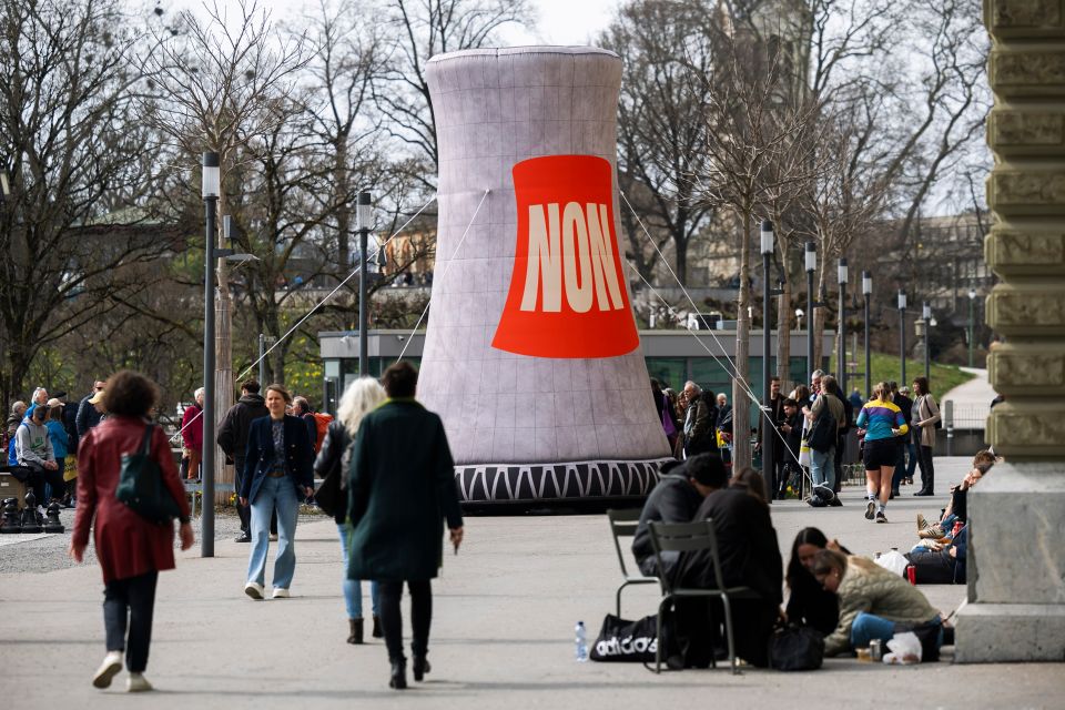aufgeblasenes Protest-AKW vor der Berner Bundeskanzlei
