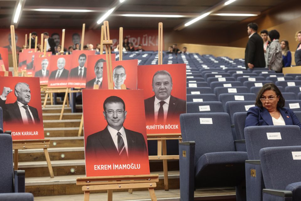 Plakate mit verhafteten Bürgermeistern beim CHP-Kongress