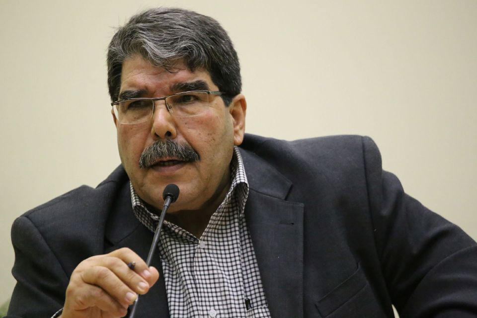 Salih Muslim spricht in ein Mikrofon
