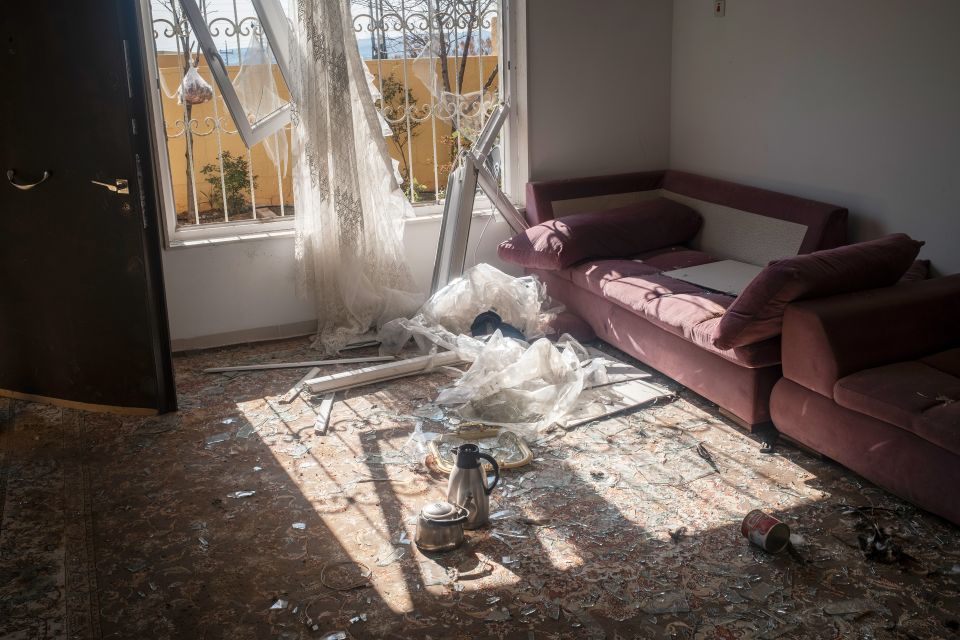 ein Wohnzimmer mit zerstörten Fenstern
