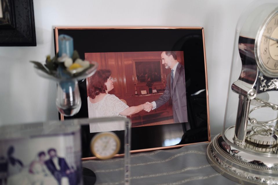 gerahmtes Foto von Karen Şarhon, wie sie dem spanischen König Felipe&nbsp;VI. die Hand schüttelt, daneben ein Kerze und eine Tischuhr