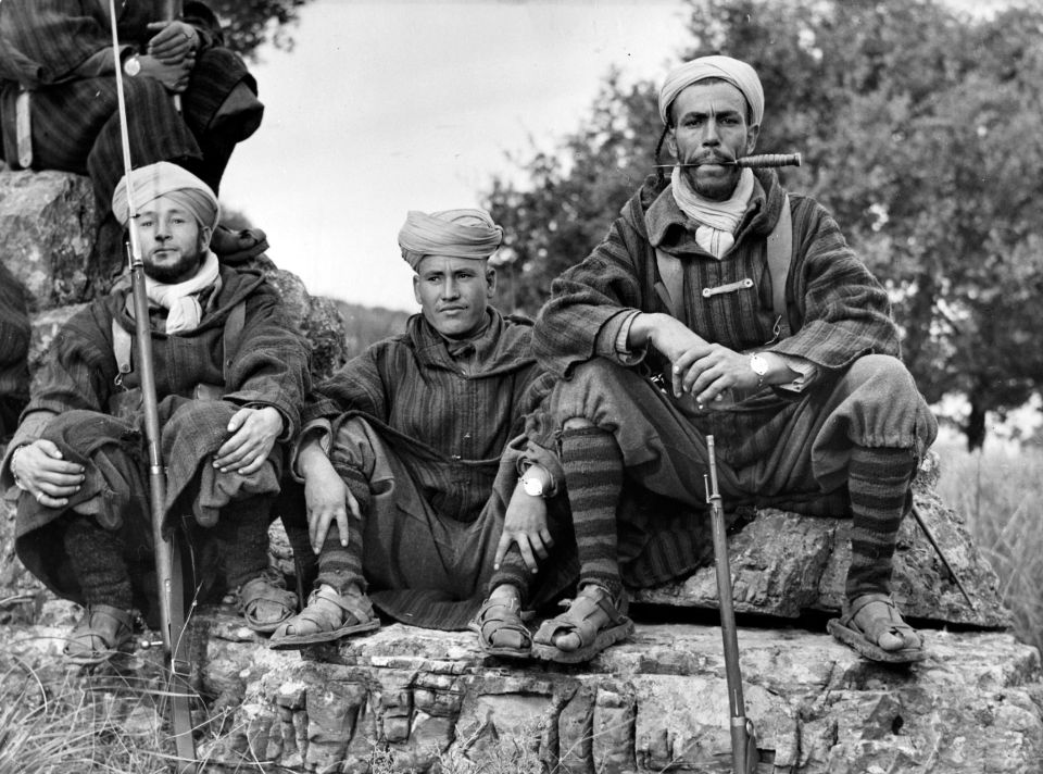 marokkanische Soldaten im Zweiten Weltkrieg mit Kampfausrüstung
