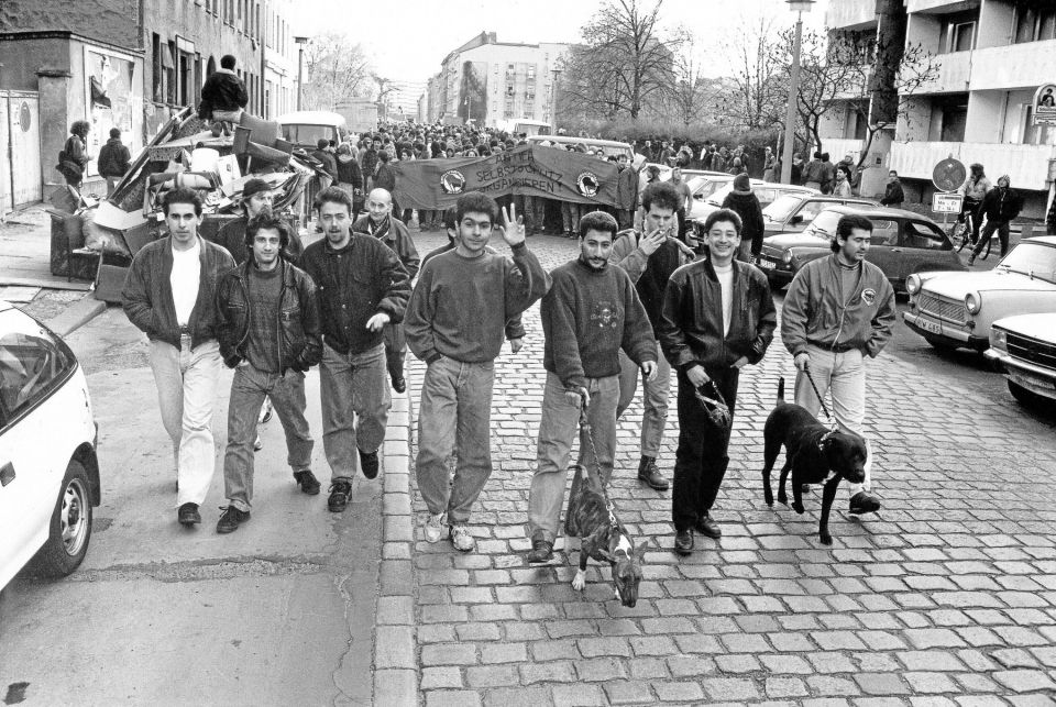 migrantische Jugendliche an einer Demo in Berlin