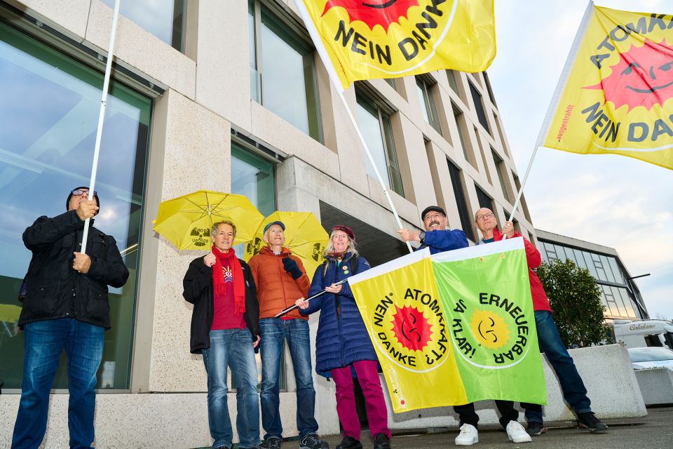 eine Protest-Gruppe mit «Atomkraft? Nein Danke»-Fahnen vor dem Sitz des Nuklearsicherheitsinspektorats in Brugg