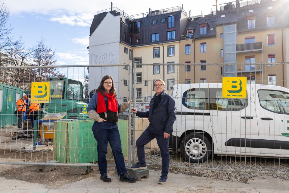 Antonia Steger und Richard Heim von der «Allianz BZO» vor einer Baustelle