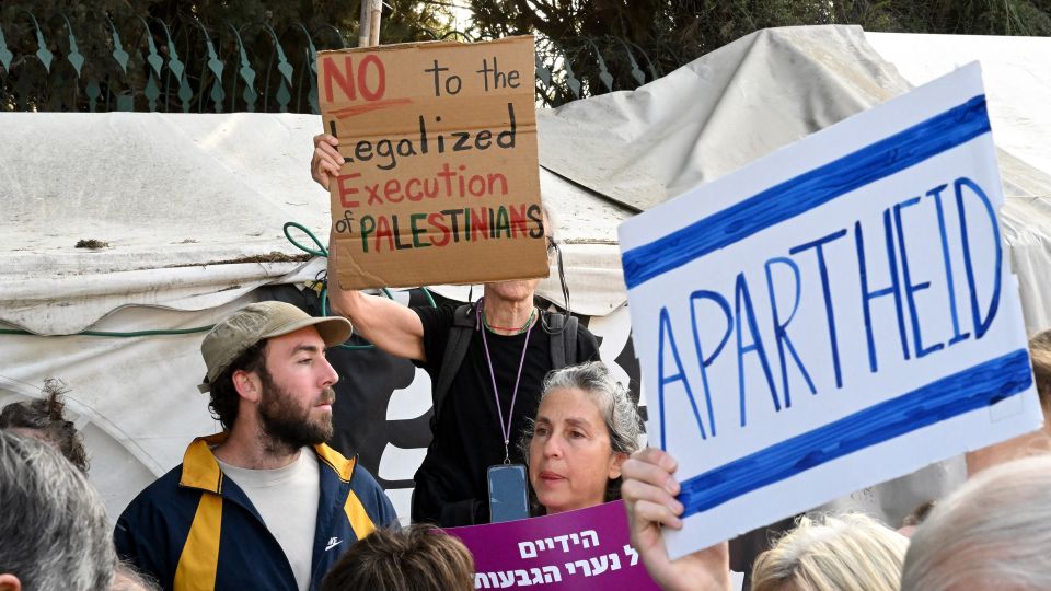 Menschen mit Protest-Schildern an der Kundgebung gegen den Entscheid des israelischen Parlaments Ende März in Jerusalem