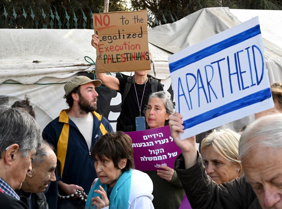 Menschen mit Protest-Schildern an der Kundgebung gegen den Entscheid des israelischen Parlaments Ende März in Jerusalem