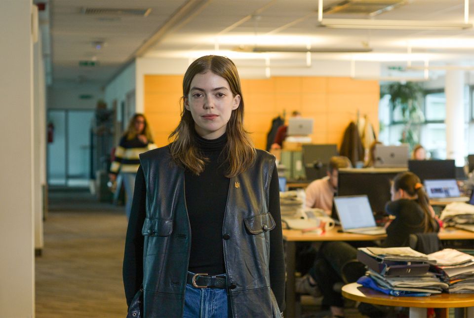 Noémi Martini in einem Redaktions-Raum der «hvg»