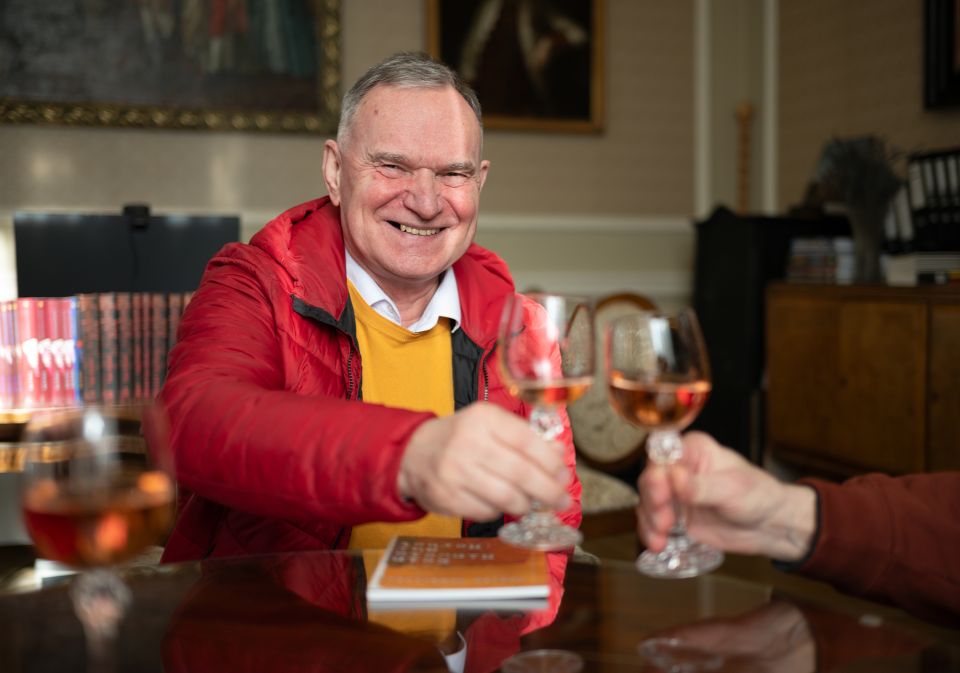 Taras Wozniak stosst mit einem Glas Wein an