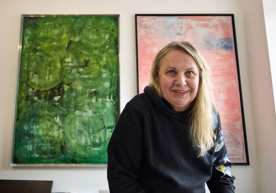 Antonina Denisiuc mit zwei ihrer Gemälde