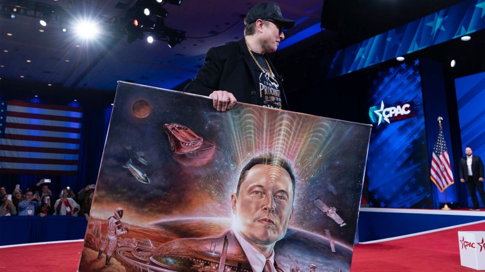 Elon Musk zeigt auf der CPAC-Konferenz ein Gemälde von sich selbst