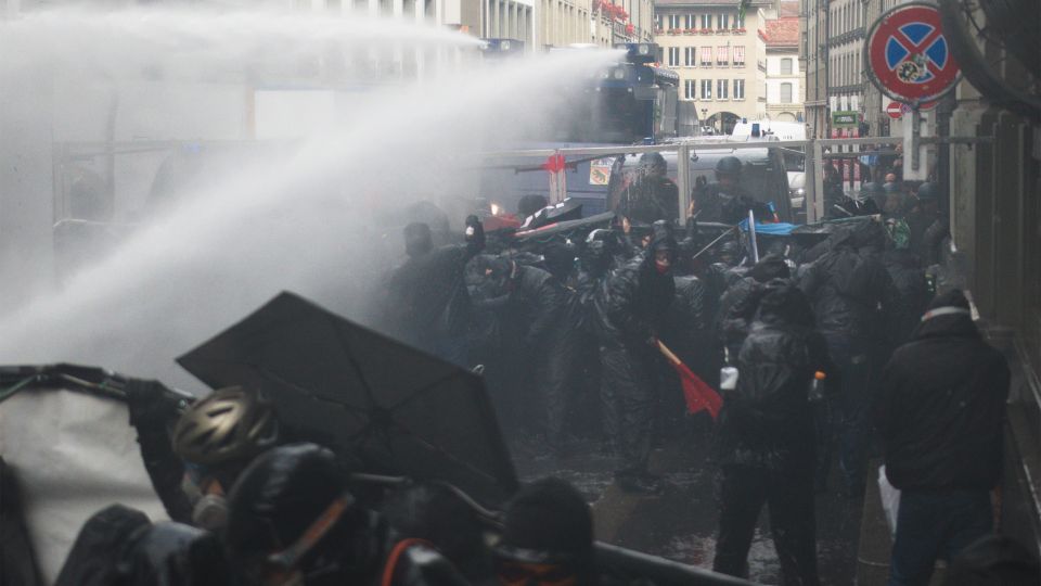 Polizei geht mit Wasserwerfer gegen Demonstrant:innen an der Pro-Palästina-Kundgebung in Bern vor