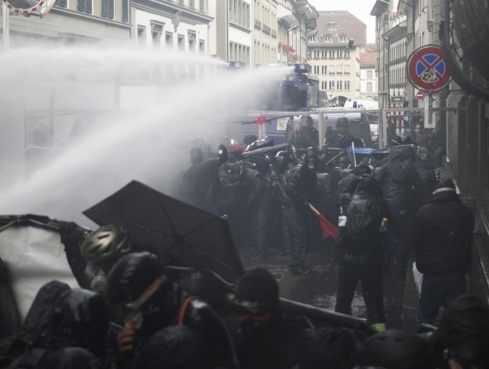 Polizei geht mit Wasserwerfer gegen Demonstrant:innen an der Pro-Palästina-Kundgebung in Bern vor