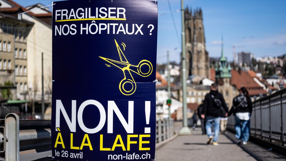 Plakat an einem Masten in Fribourg
