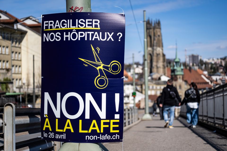 Plakat an einem Masten in Fribourg 