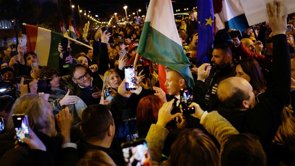 Péter Magyar inmitten von begeisterten Anhänger:innen