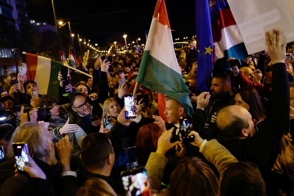 Péter Magyar inmitten von begeisterten Anhänger:innen