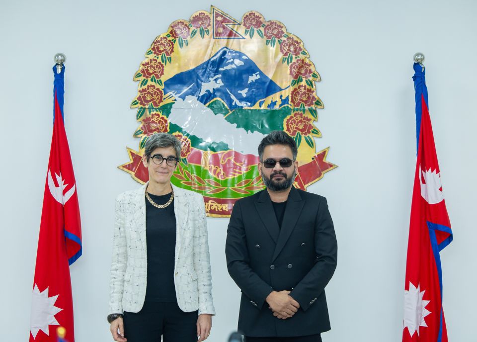 Balendra Shah mit der Schweizer Botschafterin Elisabeth von Capeller