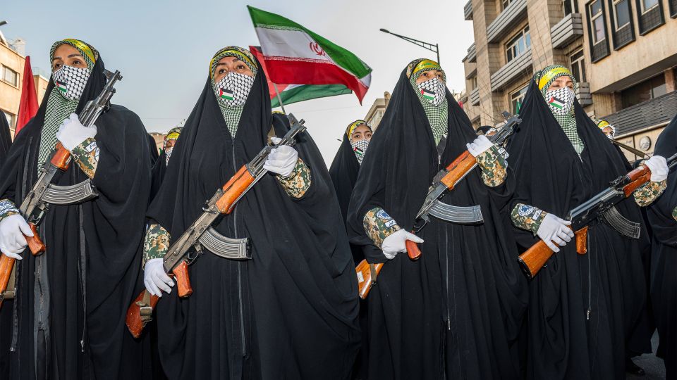 weibliche Mitglieder der Basidsch-Miliz posieren mit Sturmgewehren