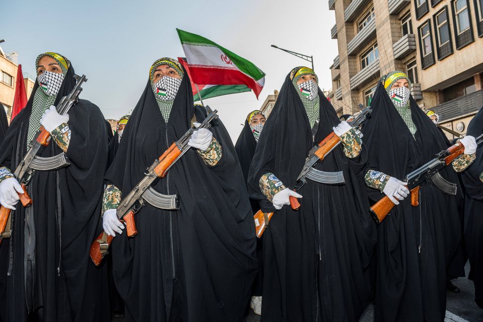 weibliche Mitglieder der Basidsch-Miliz posieren mit Sturmgewehren