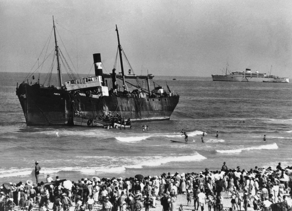 Menschen verlassen auf kleinen Booten das Schiff «S. S. Parita» vor der Küste Tel Aviv's