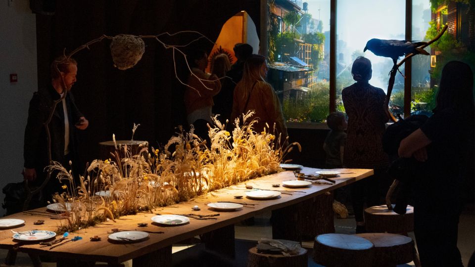 Besucher:innen in der Ausstellung «Refuge for Resurgence»