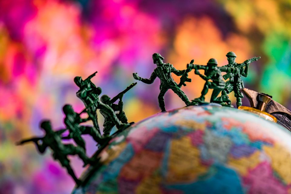 Symbolbild: Spielzeug-Soldaten auf einem Globus