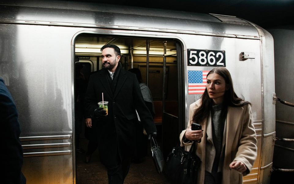 Zohran Mamdani steigt aus der U-Bahn in New York