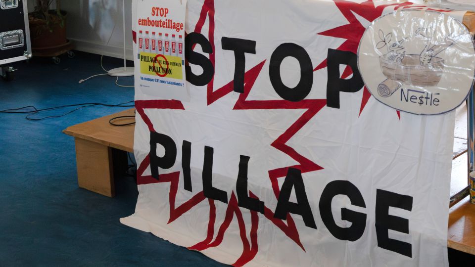 Plakat in einem der Tagungsräme des Stop Pillage