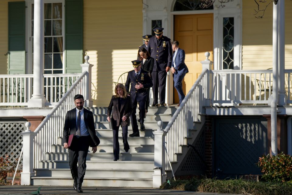 Mamdani und Polizeidirektorin Jessica Tisch bei einer Pressekonferenz vor seiner Residenz
