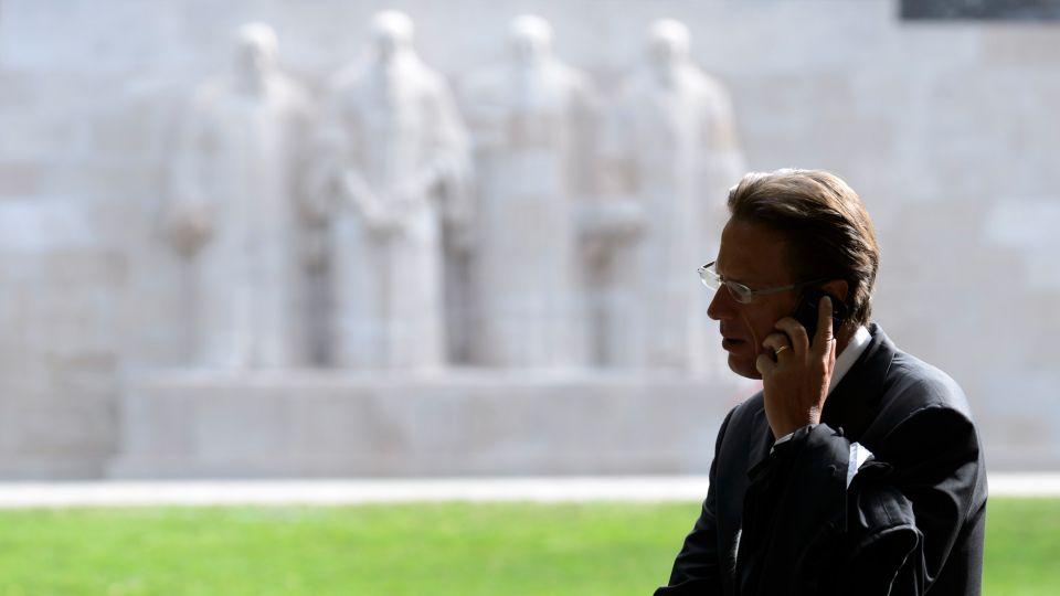 Christian Lüscher beim Telefonieren