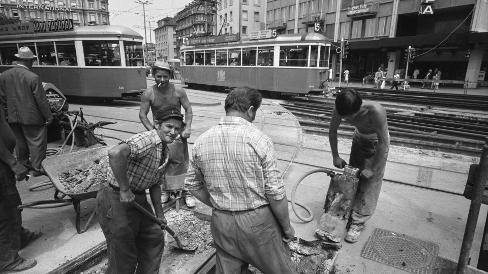 historisches Foto: Bauarbeiter bei einer Tramgleis-Baustelle in Zürich