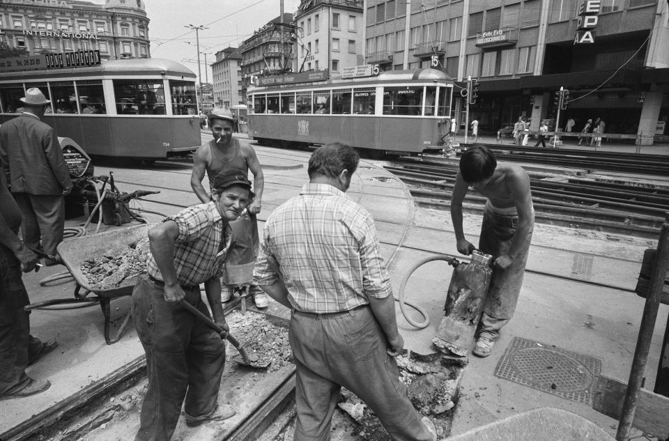 historisches Foto: Bauarbeiter bei einer Tramgleis-Baustelle in Zürich
