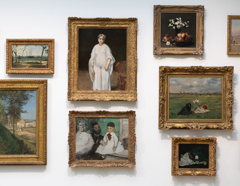 das Gemälde «La Sultane» von Édouard Manet hängt mit weiteren Bildern an einer Wand des Kunsthaus Zürich