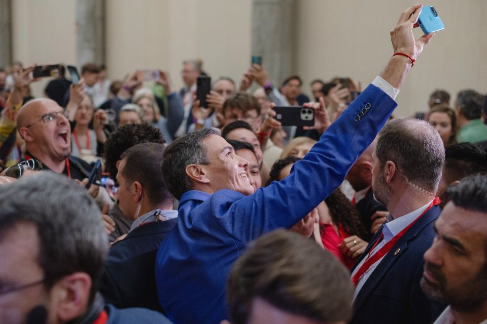 Pedro Sánchez macht ein Selfie mit Anhänger:innen
