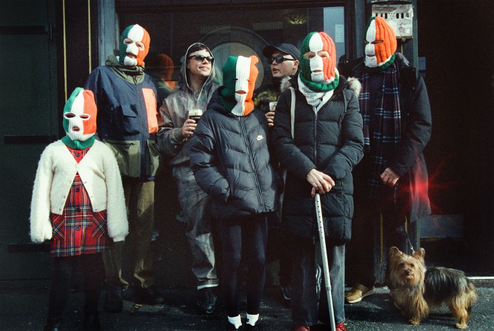 Gruppenbild von Musiker:innen welche Kopfmasken tragen