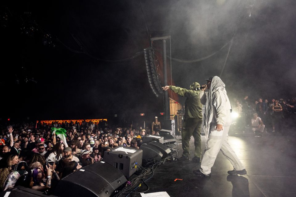 Mo Chara und Móglaí Bap von Kneecap auf der Bühne am Coachella-Festival 2025