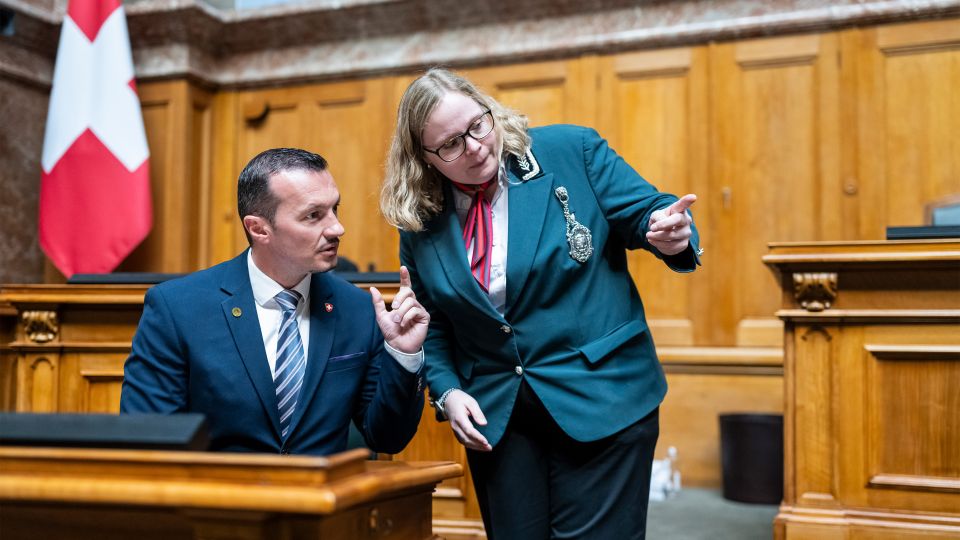 Arbër Bullakaj mit Ratsweibelin Franziska Saurer im Nationalrat-Saal
