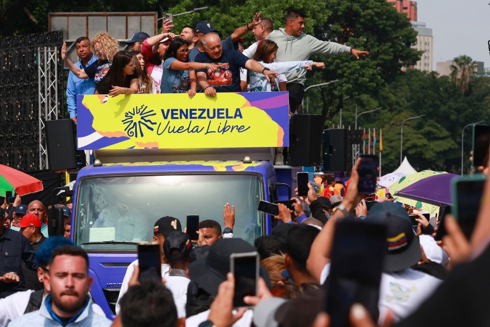 Übergangspräsidentin Delcy Rodríguez auf einem Lastwagen an einer Kundgebung am 30. April in Caracas