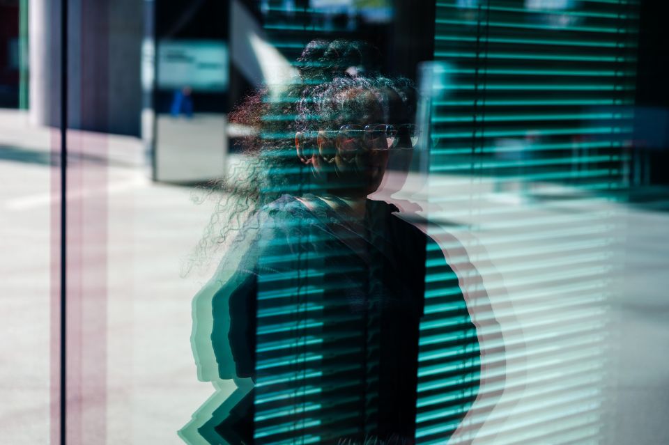 Ana Sol unkenntlich in einer Fensterscheiben-Reflektion fotografiert