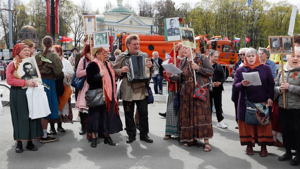 Menschen mit Porträts ihrer Vorfahren ziehen singend durchs Stadtzentrum in St. Petersburg