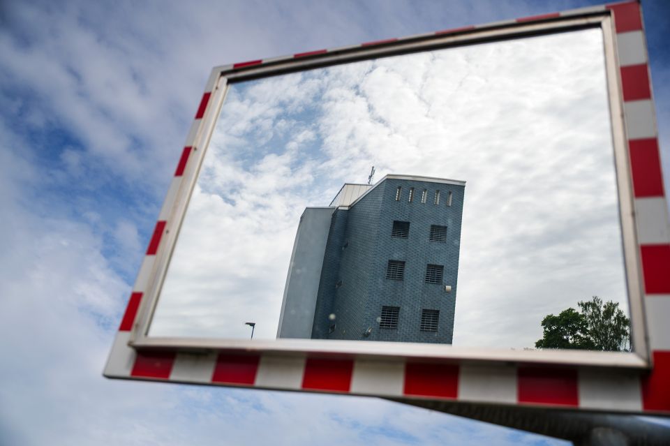 in einem Verkehrsspiegel ist das Gefängnis Olten zu sehen