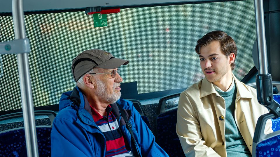 Christoph Baumann und Ruben Brunner sitzen in einem Bus